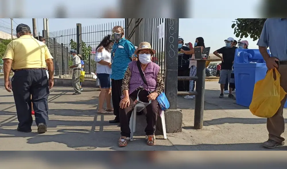 Ancianos esperan inocularse este lunes 12 de abril. Foto: Joel Robles / URPI-GLR Ancianos esperan inocularse este lunes 12 de abril. Foto: Joel Robles / URPI-GLR
