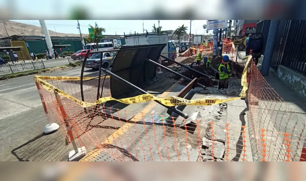 Paradero se desprende y cae sobre joven. Foto: Joel Robles / URPI-GLR Paradero se desprende y cae sobre joven. Foto: Joel Robles / URPI-GLR