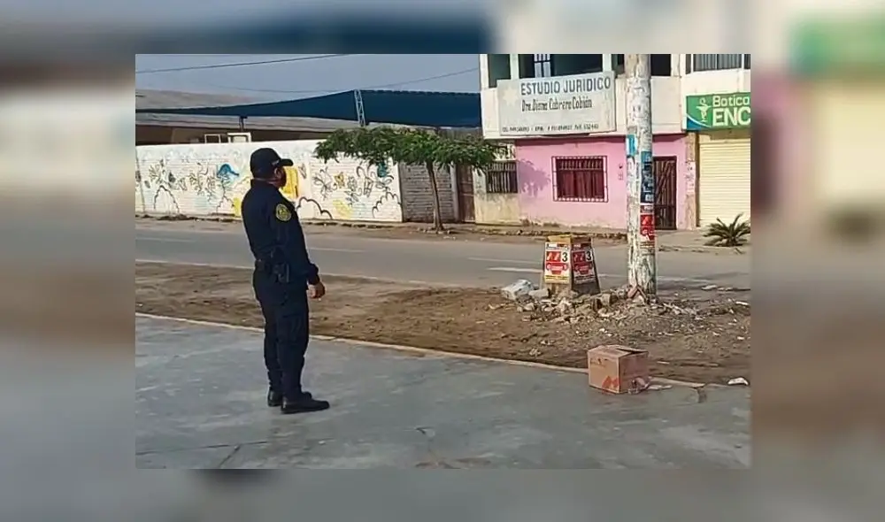 Policía revisa cámaras de seguridad para identificar a la persona que arrojó la caja. Foto: captura de Facebook / Despierta Milagro