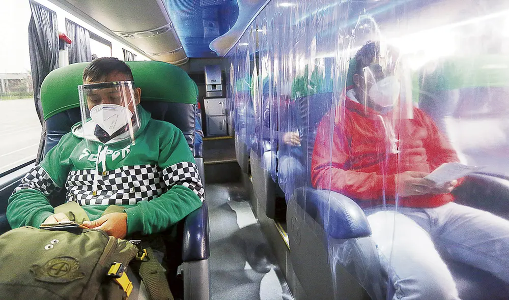 Seguridad. Pasajeros deben usar protectores y mascarillas. Foto: Félix Contreras/La República