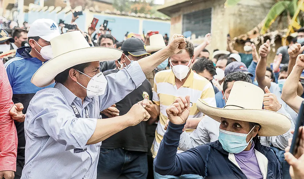 Baño de popularidad. Pedro Castillo se cobija en su natal Cajamarca, alistándose para el segundo round de esta campaña electoral. Foto: Aldair Mejía / La República Baño de popularidad. Pedro Castillo se cobija en su natal Cajamarca, alistándose para el segundo round de esta campaña electoral. Foto: Aldair Mejía / La República