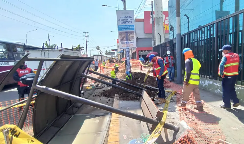 Paradero cayó encima del joven cuando tomaba un taxi para dirigirse hacia su trabajo. Foto: Joel Robles / URPI-GLR Paradero cayó encima del joven cuando tomaba un taxi para dirigirse hacia su trabajo. Foto: Joel Robles / URPI-GLR