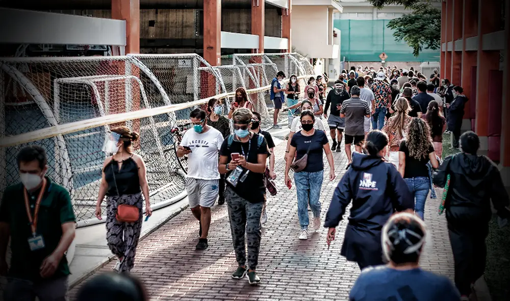 Aglomeraciones y tiempos de espera para votar habrían incrementado los riesgos de contagio del nuevo coronavirus durante las elecciones. Foto: Antonio Melgarejo/La Republica Aglomeraciones y tiempos de espera para votar habrían incrementado los riesgos de contagio del nuevo coronavirus durante las elecciones. Foto: Antonio Melgarejo/La Republica