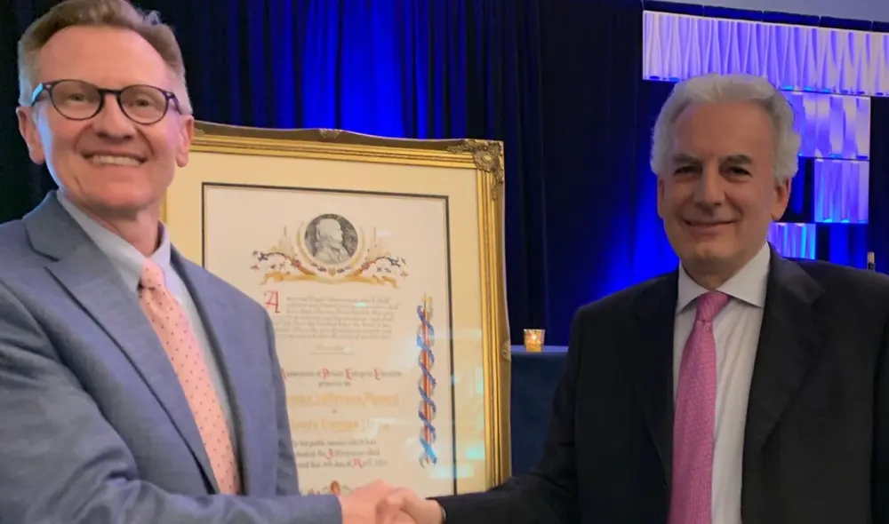 Álvaro Vargas Llosa junto al presidente de la APEE, James Otteson. Foto: APEE