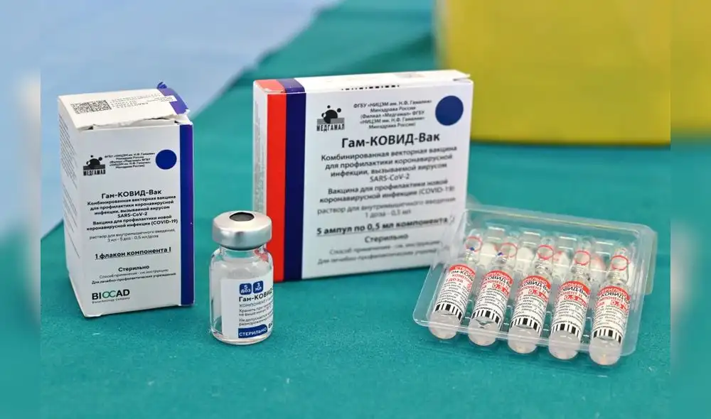 Sputnik V se aplica en dos dosis, cuyos componentes son diferentes y con un plazo mínimo de 21 días. Foto: AFP Sputnik V se aplica en dos dosis, cuyos componentes son diferentes y con un plazo mínimo de 21 días. Foto: AFP