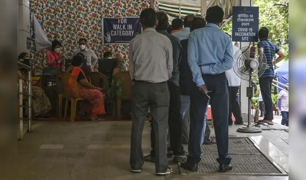 Gobierno indio inició la apertura de un mecanismo de vía rápida para aprobar con una mayor celeridad el uso de vacunas contra la COVID-19. Foto: AFP Gobierno indio inició la apertura de un mecanismo de vía rápida para aprobar con una mayor celeridad el uso de vacunas contra la COVID-19. Foto: AFP
