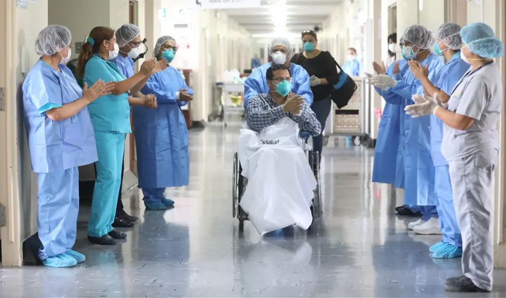 Uno de los primeros pacientes en ser dados de alta por COVID-19 fue el padre Luis Núñez del Prado. Foto: EsSalud Uno de los primeros pacientes en ser dados de alta por COVID-19 fue el padre Luis Núñez del Prado. Foto: EsSalud
