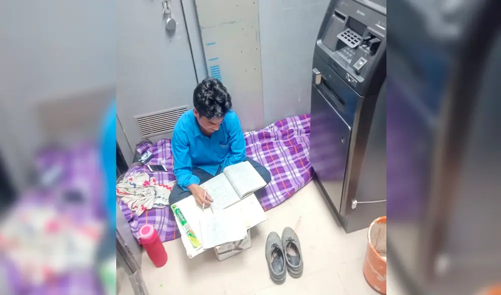 El guardia de seguridad aprovecha el turno de madrugada y la poca afluencia de público para estudiar. Foto: captura de Facebook El guardia de seguridad aprovecha el turno de madrugada y la poca afluencia de público para estudiar. Foto: captura de Facebook