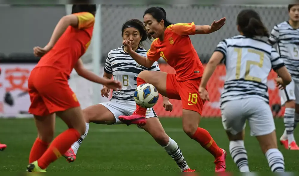 El equipo femenino de fútbol de Chile y China obtuvieron los dos últimos cupos para participar en los Juegos Olímpicos. Foto: AFP