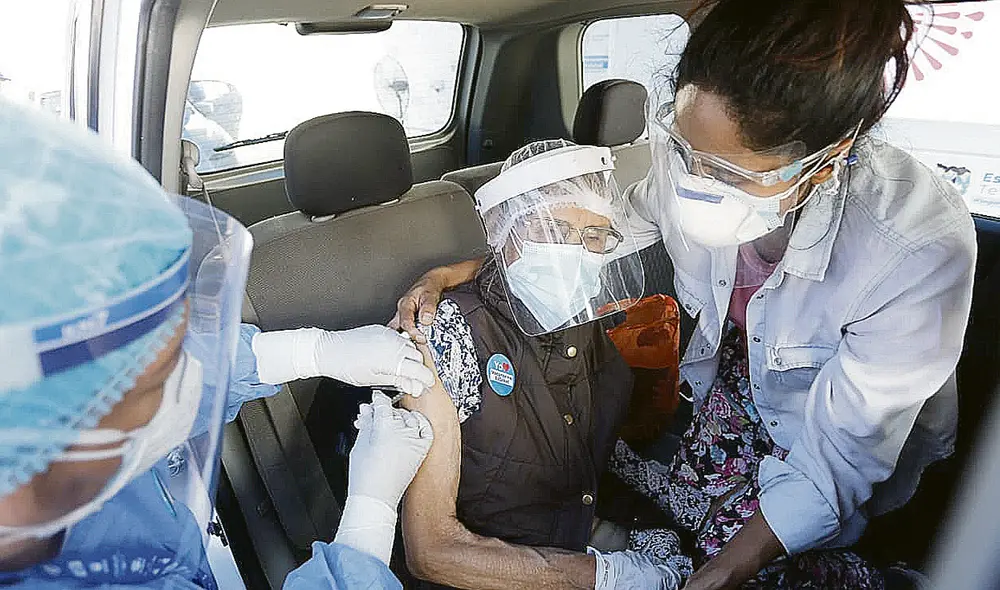 Pone el hombro. El presidente señaló que con la llegada de nuevos lotes de dosis de Pfizer se iniciará la vacunación masiva de los adultos mayores en el país. Foto: difusión