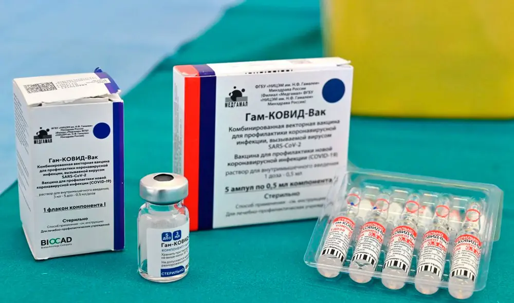 Sputnik V se aplica en dos dosis, cuyos componentes son diferentes y con un plazo mínimo de 21 días. Foto: AFP Sputnik V se aplica en dos dosis, cuyos componentes son diferentes y con un plazo mínimo de 21 días. Foto: AFP