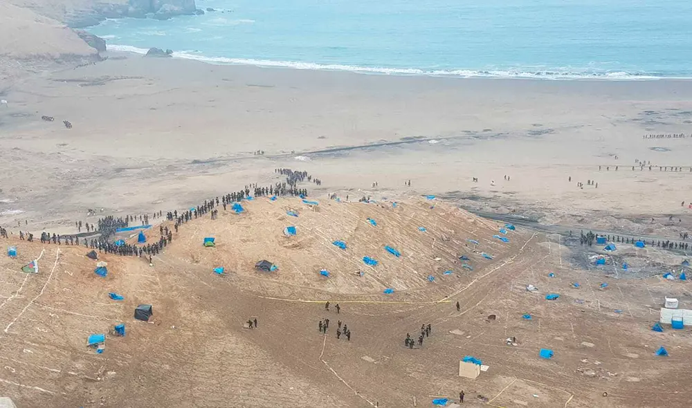Miles de agentes policiales y trabajadores de la municipalidad ingresaron a la playa La Chira. Foto: Gianella Aguirre/URPI-GLR