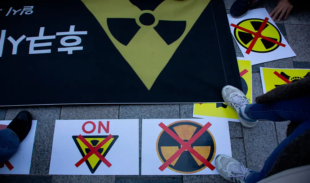 En Corea del Sur protestaron contra la decisión de Japón de verter al mar más de un millón de toneladas de agua, una vez tratadas, de la accidentada central nuclear de Fukushima. Foto: EFE En Corea del Sur protestaron contra la decisión de Japón de verter al mar más de un millón de toneladas de agua, una vez tratadas, de la accidentada central nuclear de Fukushima. Foto: EFE
