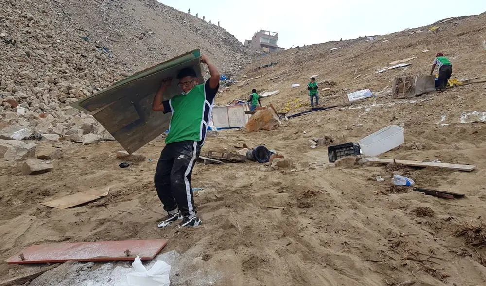 Miles desalojaron la zona ante las bombas lacrimógenas. Foto: Gianella Aguirre / URPI-GLR Miles desalojaron la zona ante las bombas lacrimógenas. Foto: Gianella Aguirre / URPI-GLR