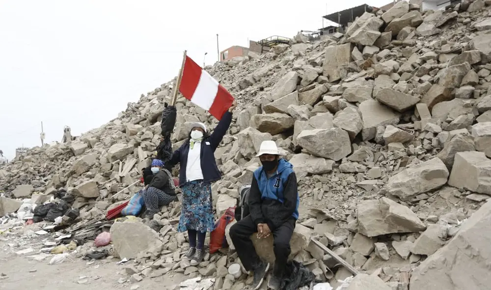Policía desplegó un total de 2.200 policías para retirar a este grupo de personas. Foto: Antonio Melgarejo / La República