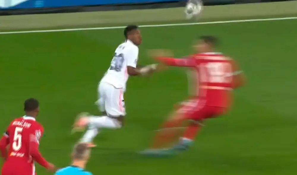 Vinicius se sacó de encima la marca de Kabak con una lujosa jugada. Foto: captura ESPN