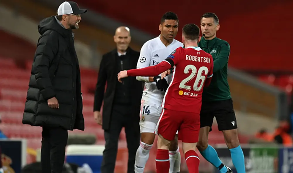Klopp encaró a Casemiro en un primer momento, pero luego evitó que se enfrascara en una discusión con Robertson. Foto: EFE