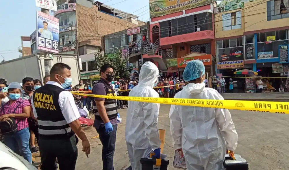 Peritos en Criminalística llegaron a la escena del crimen para iniciar las investigaciones. Foto: Joel Robles / URPI-GLR Peritos en Criminalística llegaron a la escena del crimen para iniciar las investigaciones. Foto: Joel Robles / URPI-GLR