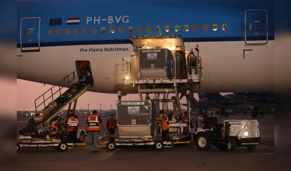 Ministro de Educación recibió nuevo lote de vacuna Pfizer. Foto: Minedu Ministro de Educación recibió nuevo lote de vacuna Pfizer. Foto: Minedu