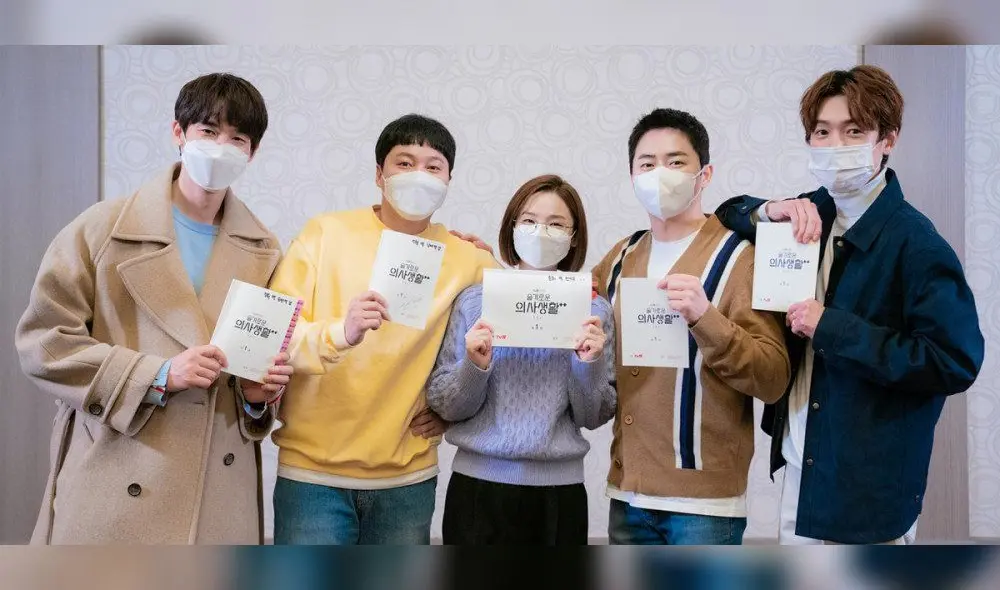 Actores principales de Hospital playlist 2 en la primera lectura del guion. Foto: tvN