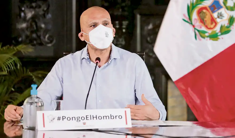 Anuncio. El ministro Waldo Mendoza dijo que el Estado participará temporal y preventivamente como accionista de las cajas municipales. Foto: difusión