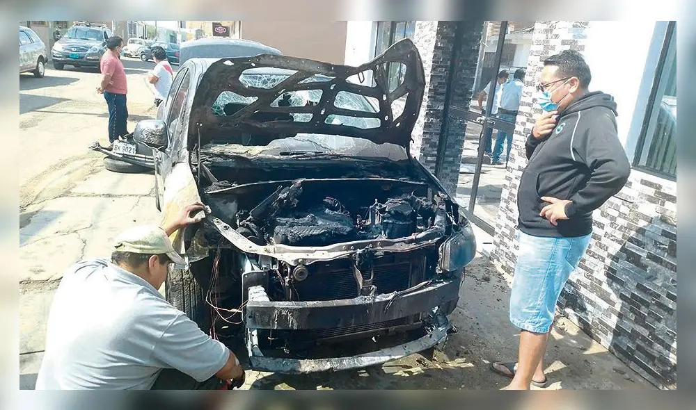 Daño. Vehículo quedó inservible. Atentado afecta la labor del periodista y sustento familiar.
