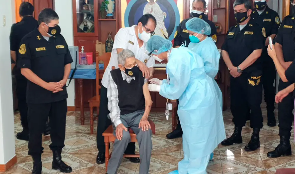 Adulto se mostró contento tras inmunización en su domicilio. Foto: Maria Pía Ponce / URPI-LR Adulto se mostró contento tras inmunización en su domicilio. Foto: Maria Pía Ponce / URPI-LR