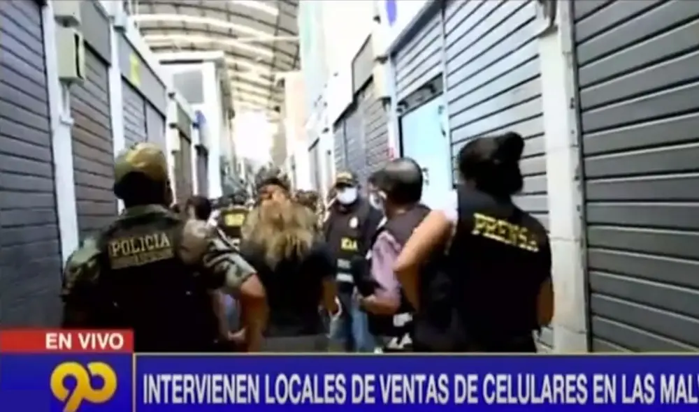 Los comerciantes pusieron resistencia ante los agentes de la PNP. Foto: captura de Latina