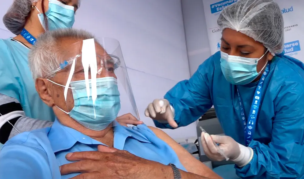 El presidente de la República estima que unos 102.000 adultos mayores serán vacunados en los tres primeros días de campaña. Foto: difusión El presidente de la República estima que unos 102.000 adultos mayores serán vacunados en los tres primeros días de campaña. Foto: difusión