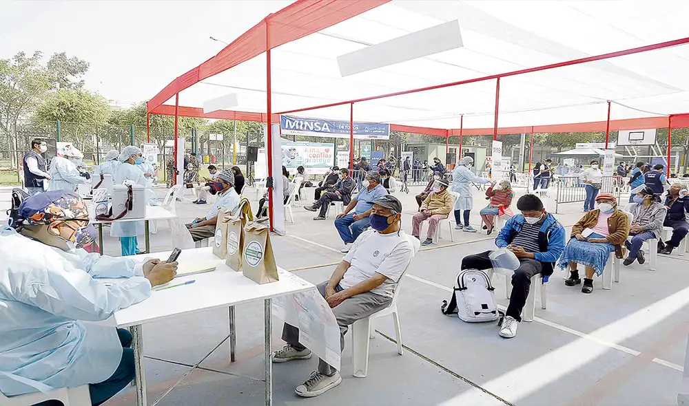 Ponen el hombro. Los adultos mayores de 80 años serán los primeros inmunizados con las dosis de Pfizer. La jornada se inicia hoy en 22 distritos de Lima y Callao. Luego seguirán las regiones. Foto: Oswald Charca Ponen el hombro. Los adultos mayores de 80 años serán los primeros inmunizados con las dosis de Pfizer. La jornada se inicia hoy en 22 distritos de Lima y Callao. Luego seguirán las regiones. Foto: Oswald Charca