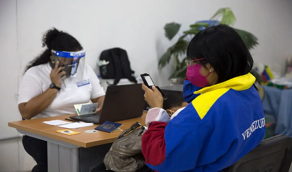 La tasa del dólar del Banco Central de Venezuela es revisado, en algunos casos, por migrantes venezolanos. Foto: AFP