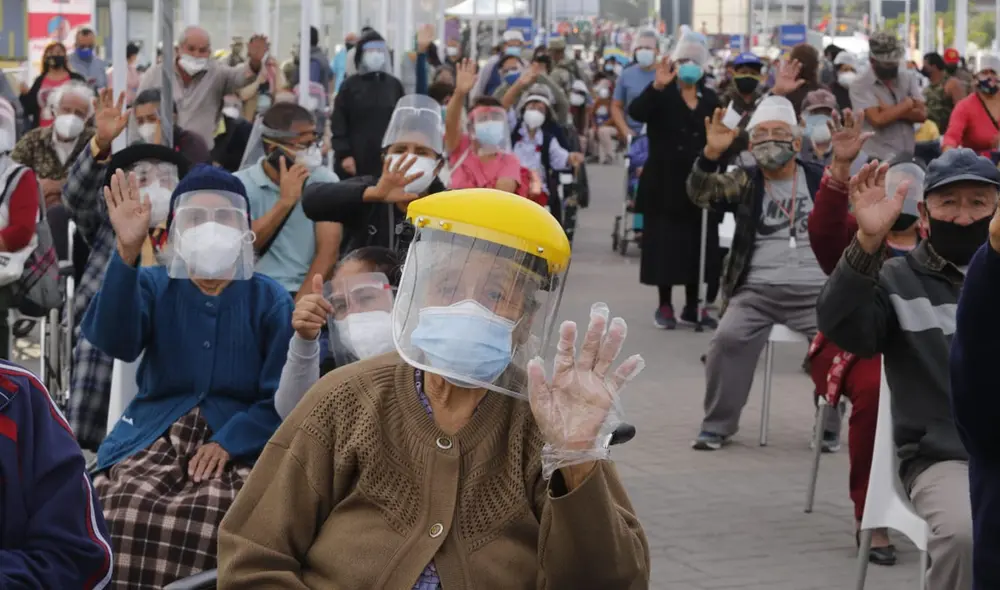 Adultos mayores llegaron acompañados de sus familiares a centro de inoculación. Foto: Carlos Félix Contreras / La República