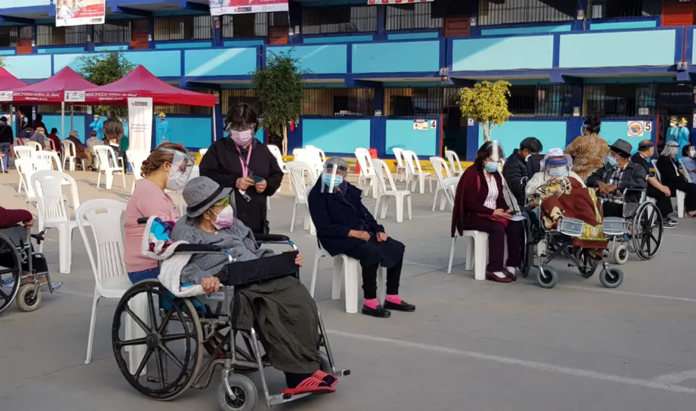 Adultos mayores acudieron en compañía de familiares ya que la mayoría tiene dificultades para movilizarse. Foto: Deysi Portuguez / URPI - LR Adultos mayores acudieron en compañía de familiares ya que la mayoría tiene dificultades para movilizarse. Foto: Deysi Portuguez / URPI - LR