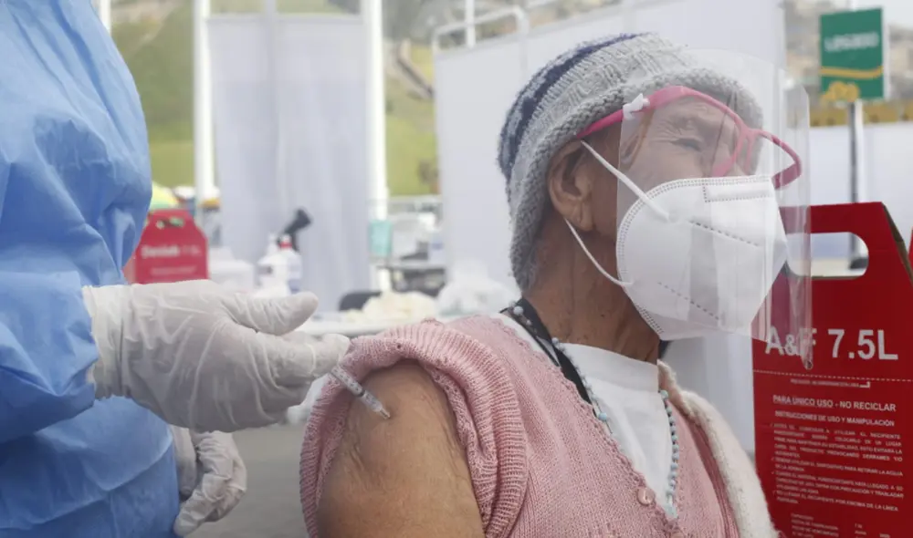 Si bien habrá cambio de lugar de vacunación, el día de las citas se mantiene. Foto: Carlos Félix / La República Si bien habrá cambio de lugar de vacunación, el día de las citas se mantiene. Foto: Carlos Félix / La República
