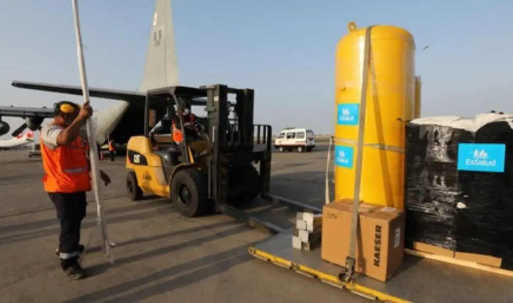 Plantas de oxígeno fueron trasladadas a Talara, Piura, una de las regiones en las que se ha incrementado el deceso de personas por COVID-19. Foto: Andina