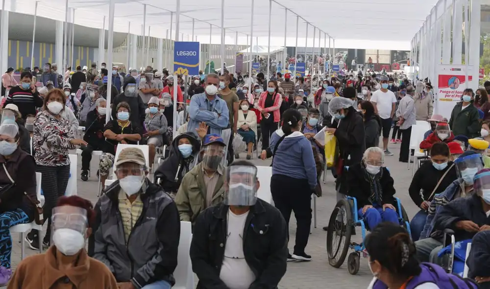 Vacunación de adultos mayores se llevará a cabo hasta el 18 de abril. Aglomeraciones y demoras se reportó este primer día. Foto: Carlos Félix Contreras / La República Vacunación de adultos mayores se llevará a cabo hasta el 18 de abril. Aglomeraciones y demoras se reportó este primer día. Foto: Carlos Félix Contreras / La República