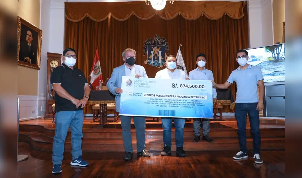 Alcalde José Ruiz y sus homólogos de centros poblados muestran el cheque simbólico. Foto: MPT