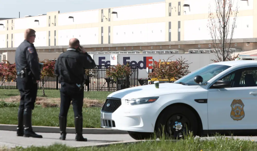 Un hombre armado abrió fuego a quemarropa en un almacén de la empresa de servicios postales FedEx, situado cerca del aeropuerto de Indianápolis. Foto: EFE Un hombre armado abrió fuego a quemarropa en un almacén de la empresa de servicios postales FedEx, situado cerca del aeropuerto de Indianápolis. Foto: EFE