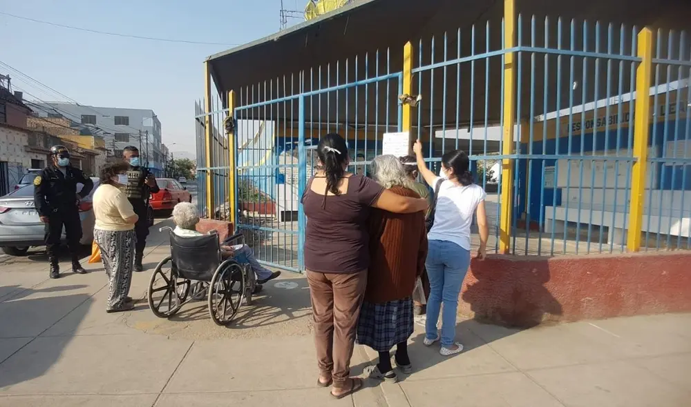 No todos los octogenarios que acudieron a vacunarse recibieron su segunda dosis. Foto: Grace Mora / URPI-GLR