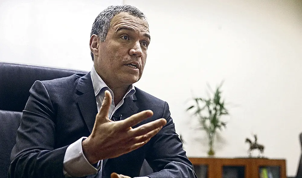 Frontal. Salvador del Solar descarta embarcarse nuevamente en la política, pero analiza lo que está sucediendo en nuestro país de cara a la segunda vuelta. Foto: La República