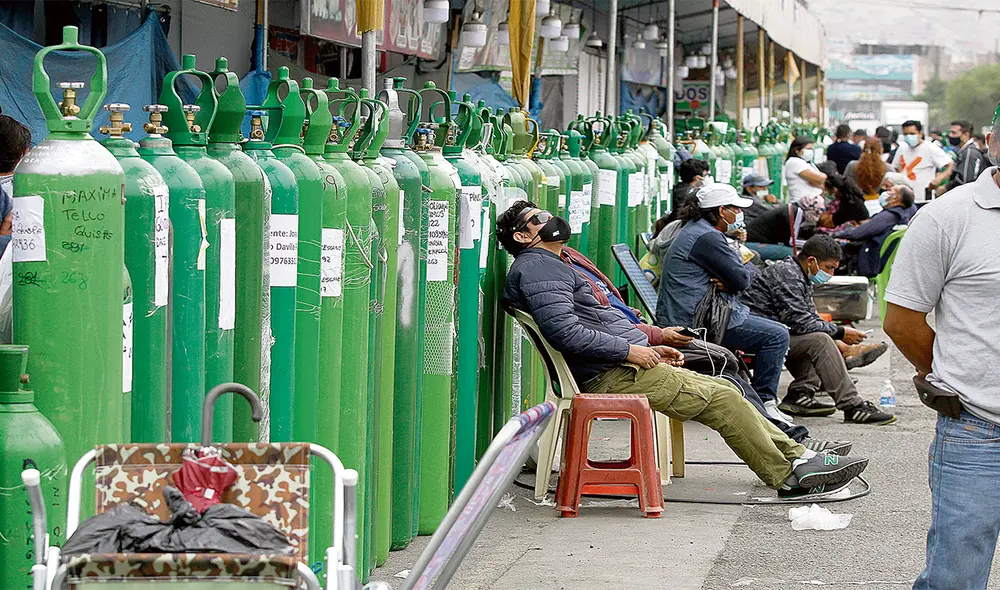 Urgencia. Nuevamente están apareciendo colas de gente que busca oxígeno medicinal. Foto: Luis Jiménez / La República