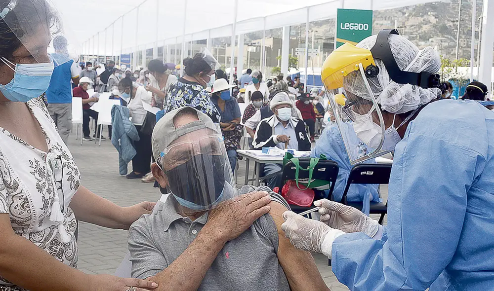 Su turno. En los tres días de la primera jornada en Lima y Callao se espera inmunizar a más de 120 mil adultos mayores. Foto: Félix Contreras/La República Su turno. En los tres días de la primera jornada en Lima y Callao se espera inmunizar a más de 120 mil adultos mayores. Foto: Félix Contreras/La República