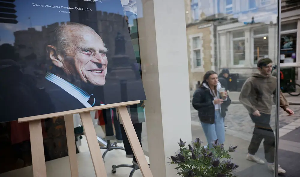 Un retrato del príncipe Felipe en Londres. Foto: AFP