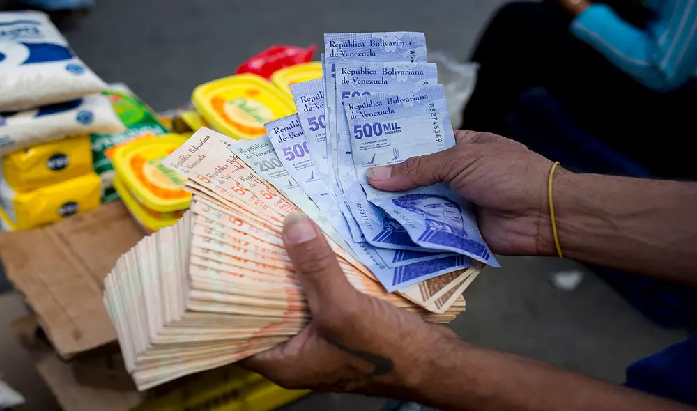 En Venezuela se necesita gran cantidad de billetes ante la alta inflación. Por lo cual ha tomado mayor preponderancia el uso del dólar, cuyo mercado oficial es abordado por el BCV. Foto: AFP En Venezuela se necesita gran cantidad de billetes ante la alta inflación. Por lo cual ha tomado mayor preponderancia el uso del dólar, cuyo mercado oficial es abordado por el BCV. Foto: AFP
