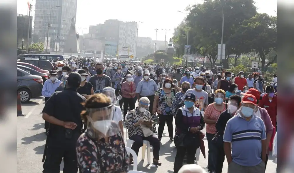 Segundo dia de vacunación a los adultos mayores de 80 años. Foto: Carlos Félix - LR Segundo dia de vacunación a los adultos mayores de 80 años. Foto: Carlos Félix - LR