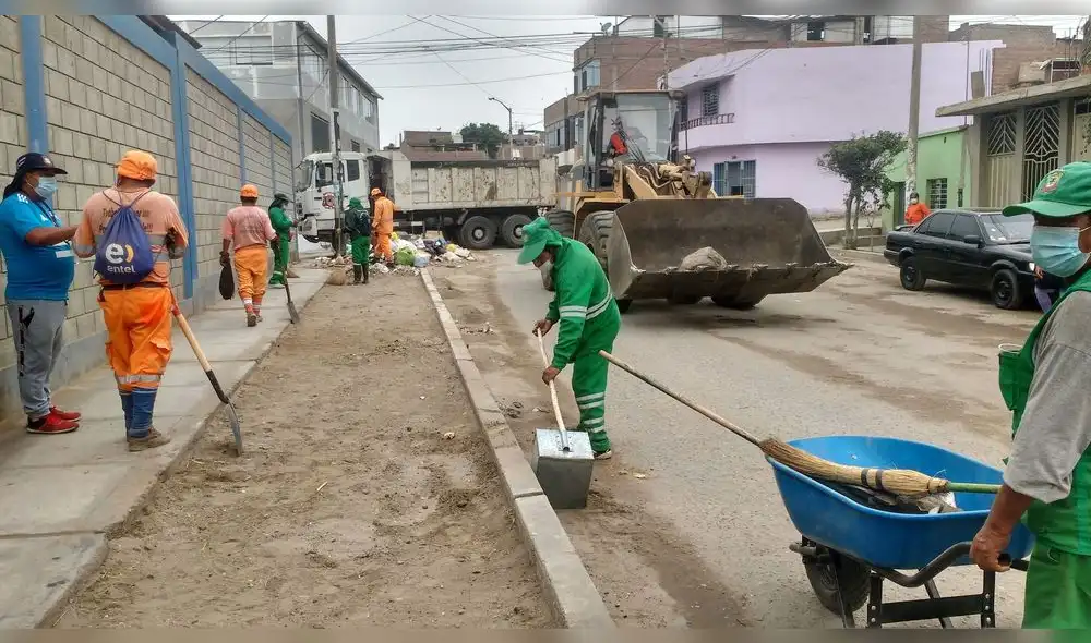 Con ayuda de un cargador frontal y un volquete se erradicaron desmontes. Foto: MDEP