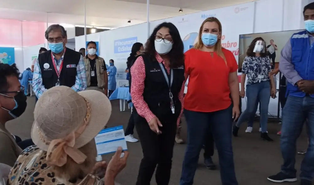 Violeta Bermúdez (al medio) junto a Fiorella Molinelli supervisando el vacunatorio del Parque de las Leyendas. Foto: María Pía Ponce / URPI-LR