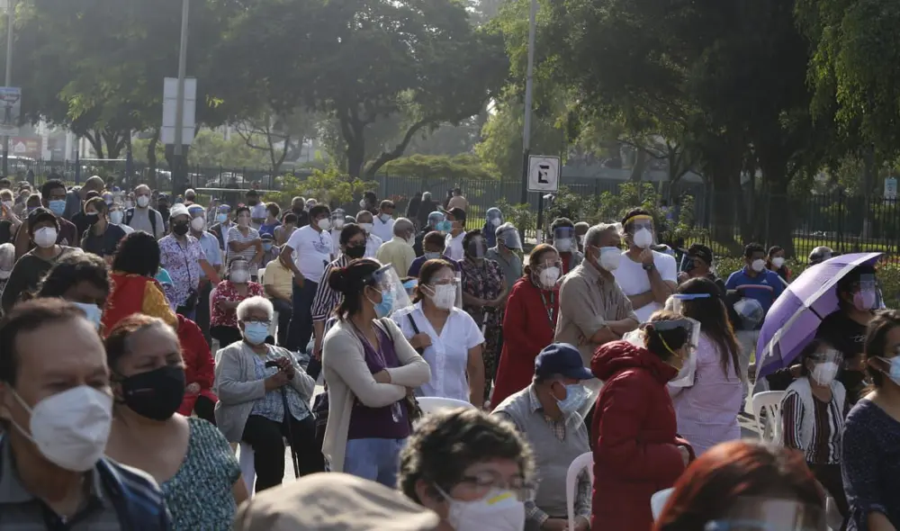 Segundo día de vacunación a los adultos mayores de 80 años con la nueva estrategia del Minsa. Foto: Carlos Félix/La República Segundo día de vacunación a los adultos mayores de 80 años con la nueva estrategia del Minsa. Foto: Carlos Félix/La República