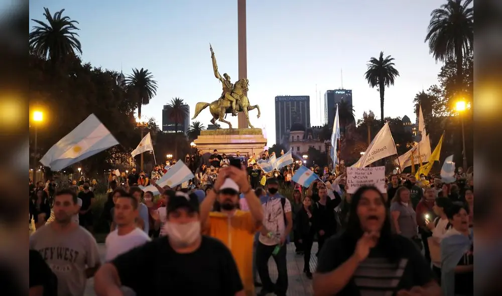 También hubo una concentración a las puertas de la residencia presidencial, en la localidad de Olivos. Foto: EFE También hubo una concentración a las puertas de la residencia presidencial, en la localidad de Olivos. Foto: EFE
