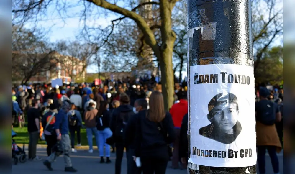 Un grupo de personas protesta en Chicago por el asesinato a tiros de Adam Toledo, un niño de 13 años, por un policía. Foto: EFE Un grupo de personas protesta en Chicago por el asesinato a tiros de Adam Toledo, un niño de 13 años, por un policía. Foto: EFE